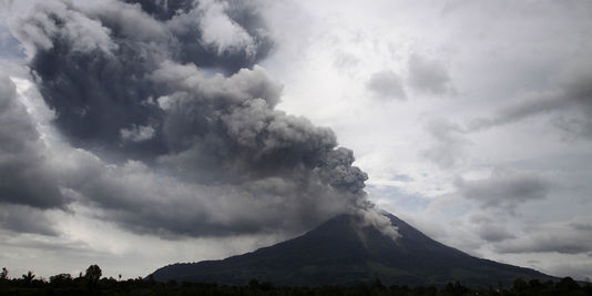 Eruption en Indonésie : plusieurs centaines de déplacés