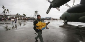L'aide commence à arriver à Tacloban