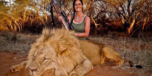 Des centaines de milliers de signatures contre une présentatrice américaine posant avec un lion mort