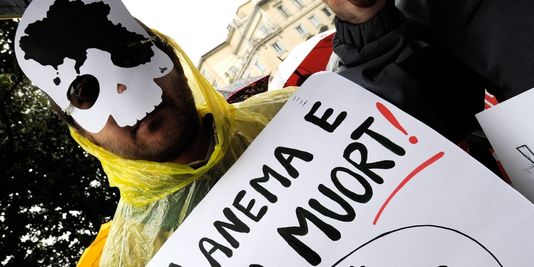 Naples : des milliers de personnes contre la pollution des terres par la mafia