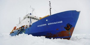 Un bateau russe bloqué par les glaces en Artarctique