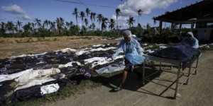 Philippines : Tacloban entre les vivants et les morts