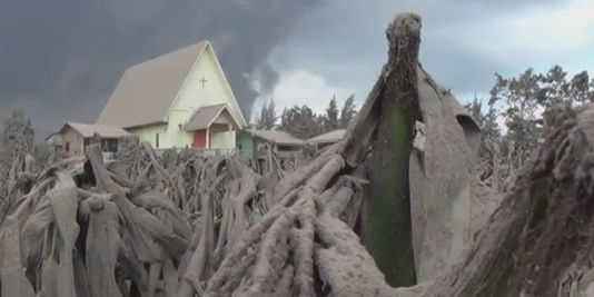 L'ouest de l'Indonésie recouvert par les cendres du volcan Sinabung