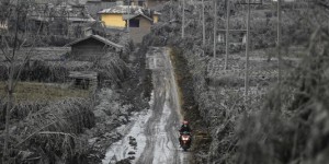 Paysages post-apocalyptiques aux abords du volcan Sinabung en Indonésie