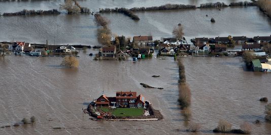 Les princes William et Harry se mobilisent contre les inondations en Angleterre