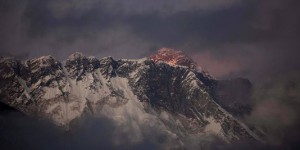 Les alpinistes de l'Everest devront redescendre 8 kg de déchets