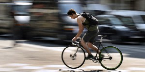 Auto, métro ou vélo : où respire-t-on le moins d'air pollué ?