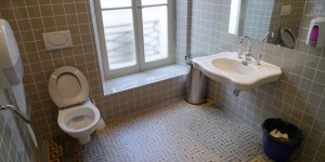 Dans près d'un tiers des collèges et lycées, des élèves ne vont plus aux toilettes