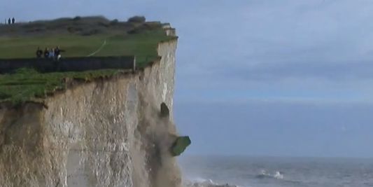 Rongées par l'érosion, les falaises de la côte britannique s'effondrent