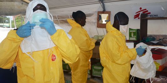 Sierra Leone : le médecin chargé de diriger la lutte contre Ebola meurt du virus