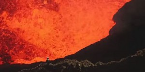 Deux explorateurs descendent au bord d'un volcan en fusion
