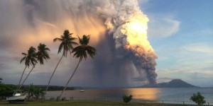 L'entrée en éruption d'un volcan en Papouasie-Nouvelle-Guinée filmée par des touristes