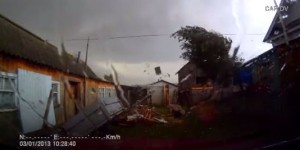 L'intérieur d'une tornade filmé par la caméra embarquée d'une voiture