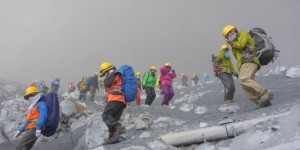 Les opérations de secours reprennent au Japon après l'éruption d'un volcan