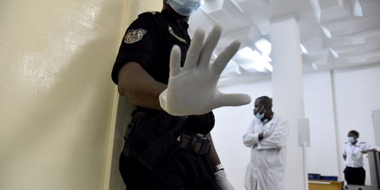 Ebola : trois cas exportés d’Afrique évités par mois