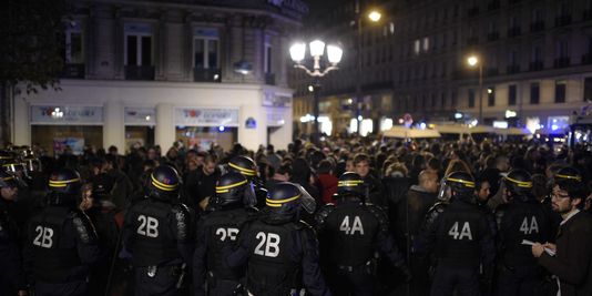 Tensions à l'hôtel de ville de Paris lors d'une manifestation en hommage à Rémi Fraisse