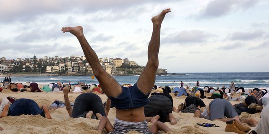 Des Australiens la tête dans le sable pour se moquer de leur premier ministre climatosceptique