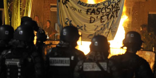 Mort de Rémi Fraisse : Bernard Cazeneuve annonce l'interdiction des grenades offensives
