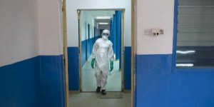 Les exigences du FMI ont affaibli les systèmes de santé des pays africains frappés par Ebola