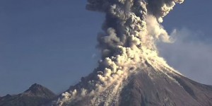 Mexique : la violente éruption du volcan Colima filmée par une webcam