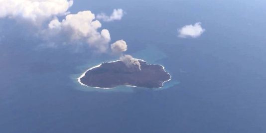 L'île volcanique apparue au sud de Tokyo continue de grossir