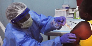 Ebola : la course aux vaccins s’accélère