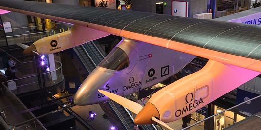 « Solar impulse » : le premier avion est exposé à Paris