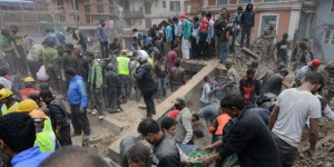 Après le séisme, la difficile recherche des survivants dans les décombres de Katmandou