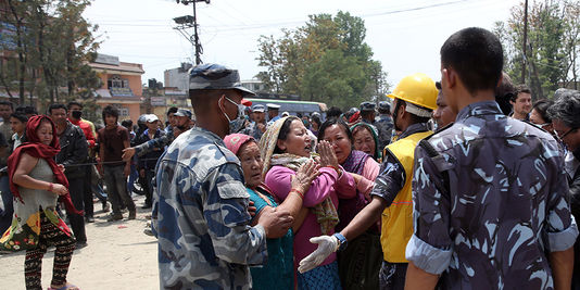 Après le séisme au Népal, les recherches s’organisent sur Internet