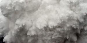 Une avalanche filmée par un alpiniste au camp de l'Everest