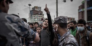 Colère au Népal après le séisme : la police antiémeute intervient