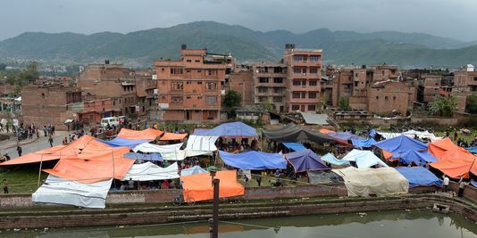 Katmandou : des milliers de personnes dorment dehors