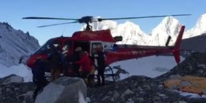 Sur l'Everest, les alpinistes bloqués en haute altitude évacués