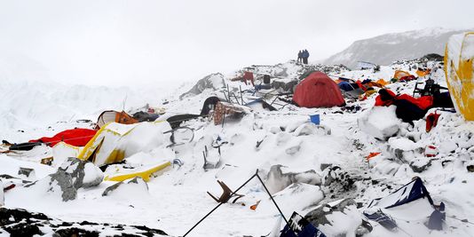 Népal : un alpiniste raconte comment il a survécu à une avalanche