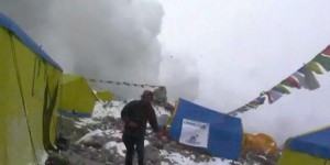 Nouvelles images de l'avalanche dévastatrice sur l'Everest
