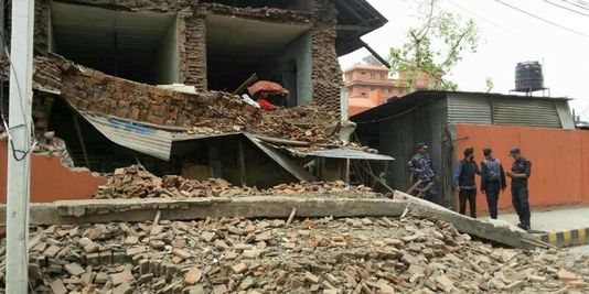 Un puissant séisme frappe le Népal