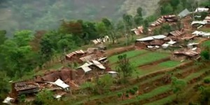 Vus du ciel, des villages à l'état de ruines au Népal
