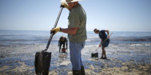 En images : la Californie tente de contenir une fuite de pétrole le long de ses côtes
