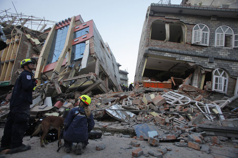 Népal : la course contre la montre des secouristes après le nouveau séisme