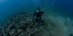 Retour sur terre pour des milliers de pneus usagés sortis de la Méditerranée