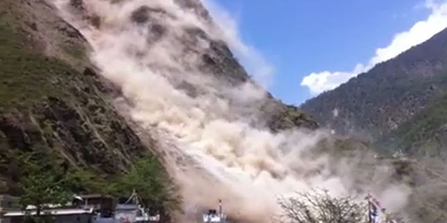 Séisme au Népal : impressionnant glissement de terrain à Dhunchet