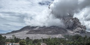 Le réveil du volcan Sinabung en Indonésie
