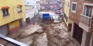 Inondations en Espagne : dans une rue d’Adra, camions et voitures emportés par les eaux