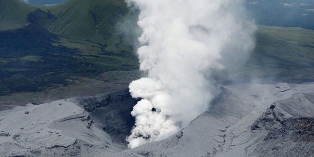 Japon : le mont Aso est entré en éruption