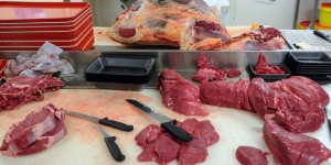 Les Français disent manger moins de viande, notamment à cause du coût