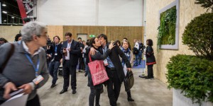 Le bisou et le sit-in : la dixième journée de la COP21 en images