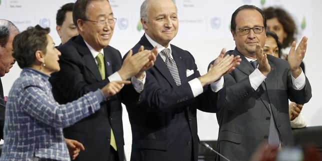COP21 : l'ovation du Bourget au moment de l'adoption de l'accord