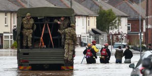 Grande-Bretagne : la tempête Desmond prive 60 000 foyers d’électricité, l’armée en renfort
