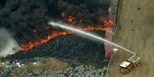 Un incendie dévaste un champ de pneus en Australie