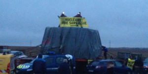 Greenpeace bloque le couvercle de la cuve destiné à l’EPR de Flamanville